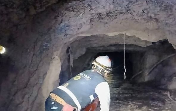 Tras más de cuatro días de búsqueda, rescatan a primer minero en Sinaloa