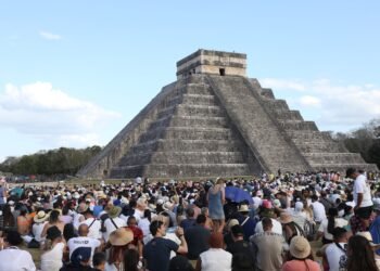 Miles de visitantes esperan el descenso de Kukulcán en Chichén Itzá