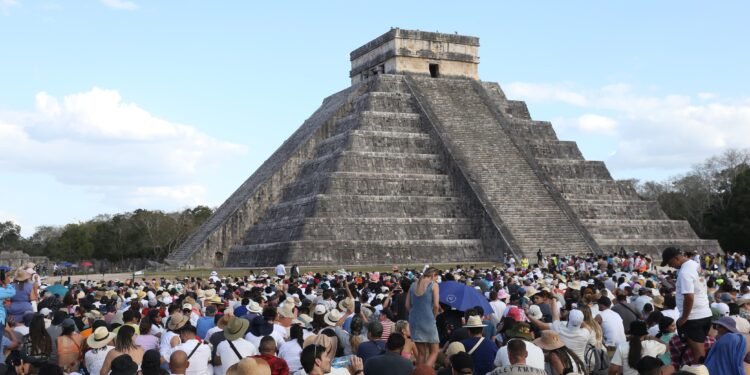 Miles de visitantes esperan el descenso de Kukulcán en Chichén Itzá