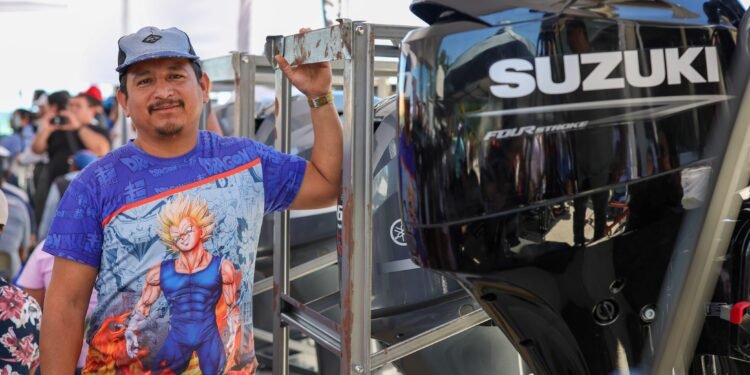 Modernizan sector pesquero con motores y créditos