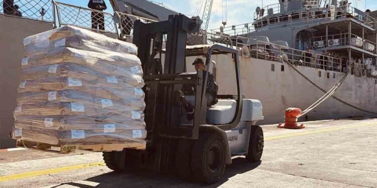 México envía víveres y paneles solares a Cuba desde el Puerto de Progreso