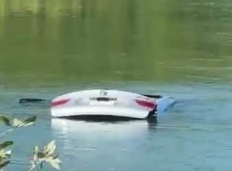 Un descuido y al agua: camioneta de lujo acaba en el mar. Esto fue lo que pasó