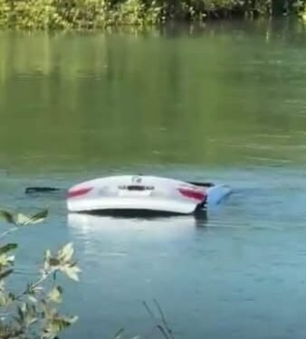 Un descuido y al agua: camioneta de lujo acaba en el mar. Esto fue lo que pasó