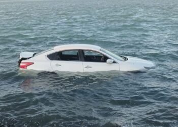 La libra de milagro: auto cae a la ría en la Mérida–Chelem; conductor sale con vida