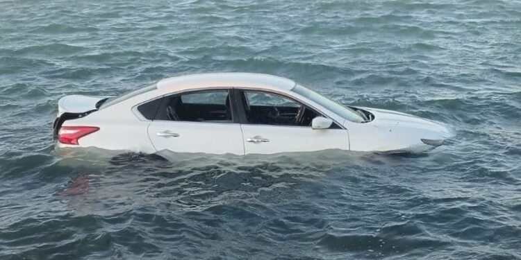 La libra de milagro: auto cae a la ría en la Mérida–Chelem; conductor sale con vida