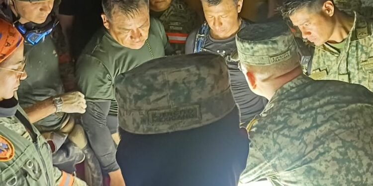 Rescatan con vida a Francisco Zapata Nájera tras 14 días atrapado en mina de Sinaloa