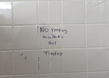Retos virales de falsos tiroteos siembran pánico en escuelas; buscan a responsables