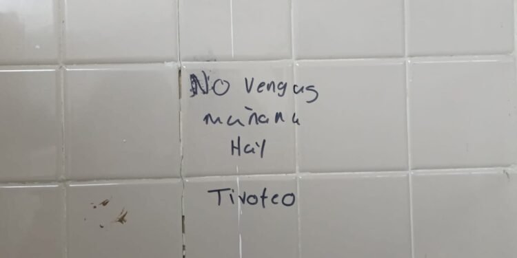 Retos virales de falsos tiroteos siembran pánico en escuelas; buscan a responsables