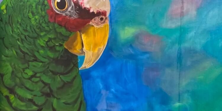 Un Loro Frente Blanca se convierte en el “guardián” del nuevo módulo veterinario