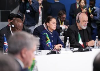 Sheinbaum pone al centro el bienestar social en cumbre por la defensa de la democracia