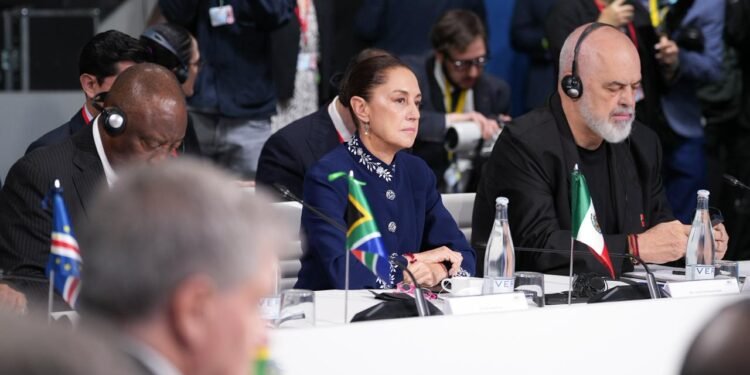 Sheinbaum pone al centro el bienestar social en cumbre por la defensa de la democracia