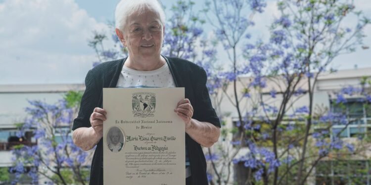 Nunca es tarde: a los 89 años se doctora y rompe récord en la UNAM