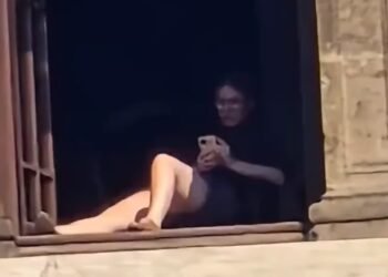 Renuncia funcionaria de Hacienda tras ser captada tomando el sol en Palacio Nacional