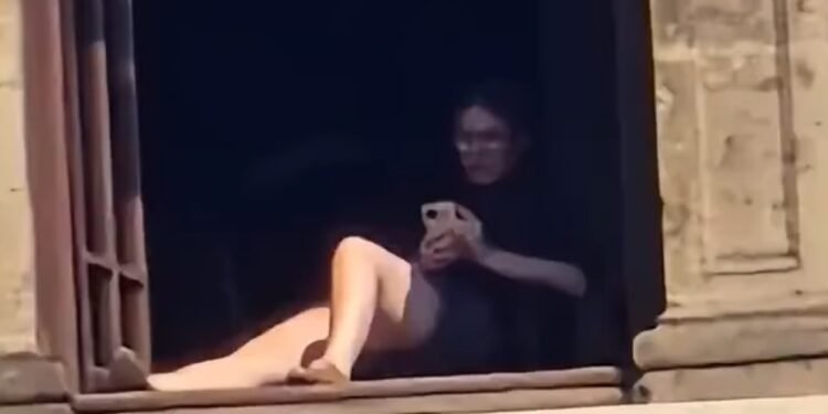 Renuncia funcionaria de Hacienda tras ser captada tomando el sol en Palacio Nacional