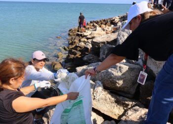 Avanza limpieza en Playa Cerditos; reducen más del 50% de residuos