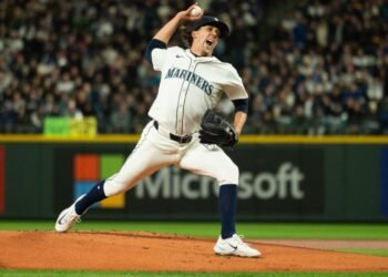 ¿Conoces a Logan Gilbert? Es el primer pitcher que atrapa una bola con su jersey