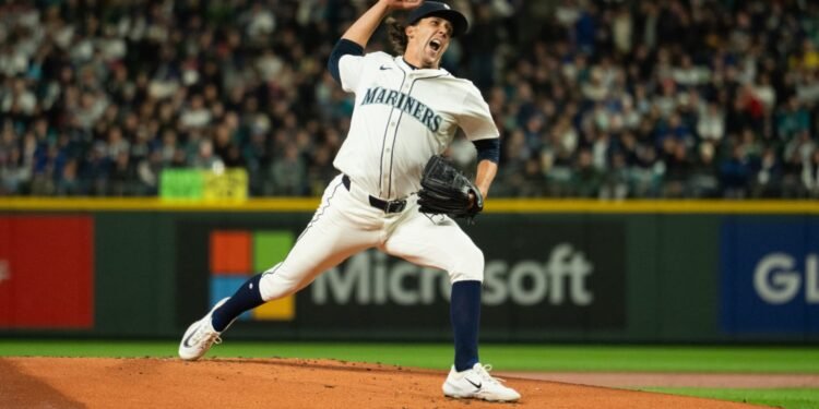 ¿Conoces a Logan Gilbert? Es el primer pitcher que atrapa una bola con su jersey