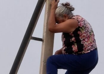 Abuelita escala torre de alta tensión por justicia; así terminó el rescate en Apodaca