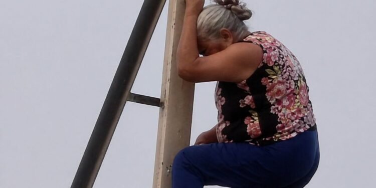 Abuelita escala torre de alta tensión por justicia; así terminó el rescate en Apodaca