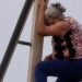 Abuelita escala torre de alta tensión por justicia; así terminó el rescate en Apodaca