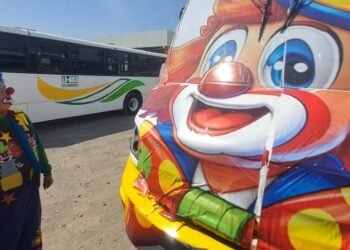 ¡Payaso por un día! Chofer de autobús se transforma para celebrar el Día del Niño