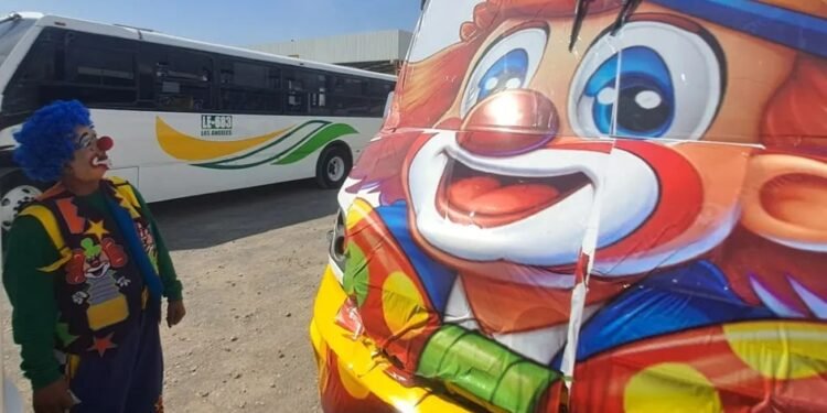 ¡Payaso por un día! Chofer de autobús se transforma para celebrar el Día del Niño