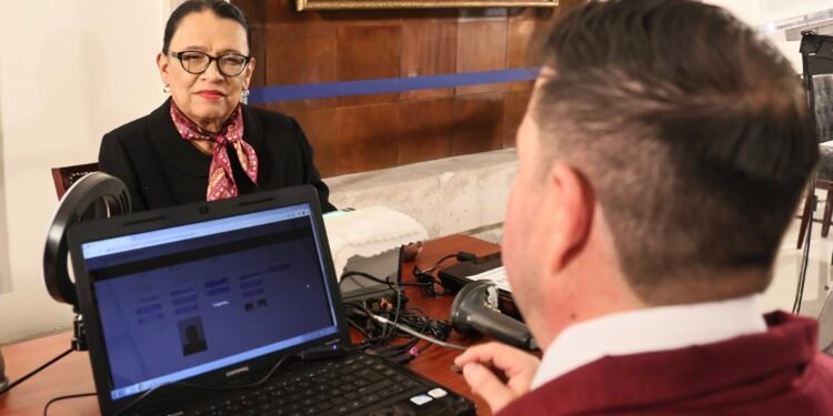 Rosa Icela encabeza toma de biométricos para nueva CURP