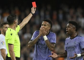 Se acabaron las “protestas teatrales”: FIFA endurece reglas y ya hay castigos directos