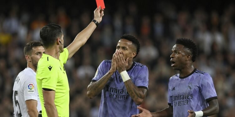 Se acabaron las “protestas teatrales”: FIFA endurece reglas y ya hay castigos directos