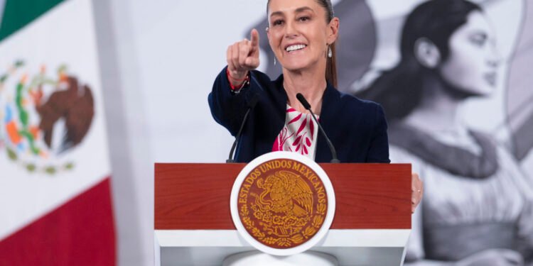 Sheinbaum pide a gasolineros respetar acuerdo y no elevar precios de combustibles