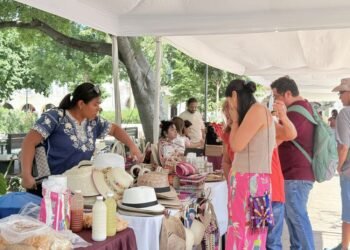 Artesanas yucatecas fortalecen su economía en feria con enfoque social