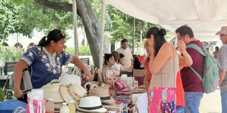 Artesanas yucatecas fortalecen su economía en feria con enfoque social