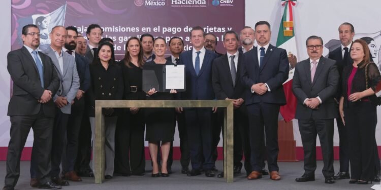 Gobierno pacta con bancos comisión cero en gasolineras, ¿en qué te beneficia?