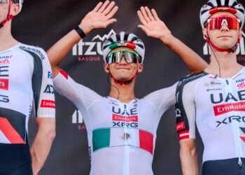 Caída frena a Isaac del Toro en el País Vasco; sufre lesión muscular