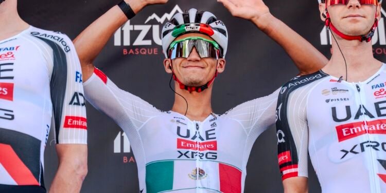 Caída frena a Isaac del Toro en el País Vasco; sufre lesión muscular