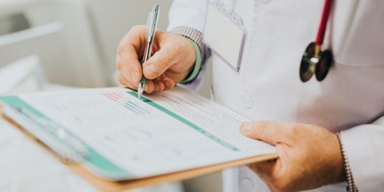 Investigan sueros vitaminados en Sonora tras la muerte de seis personas