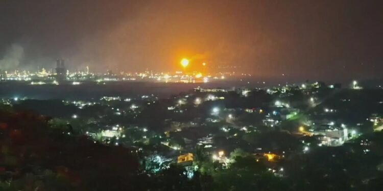 Salina Cruz vuelve a encender alarmas tras incendio en instalación clave de Pemex