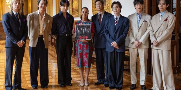 Palacio Nacional recibe a BTS y el ARMY mexicano convierte el Zócalo en un festival