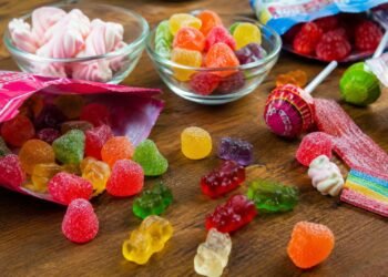 ¿Adiós a los dulces rojos? México retira colorante ligado a riesgos para la salud