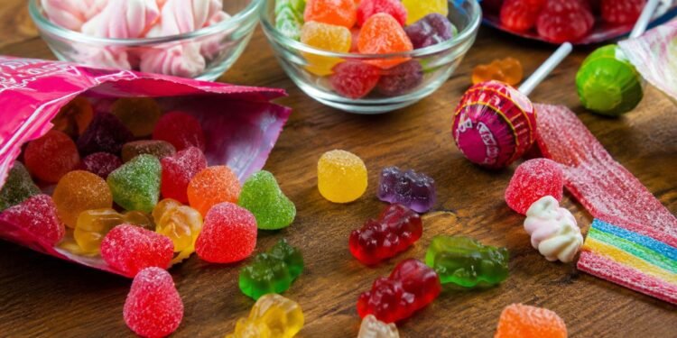 ¿Adiós a los dulces rojos? México retira colorante ligado a riesgos para la salud