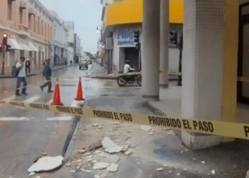 ¡Cuidado al caminar! Pedazos de edificios caen sobre la gente en el Centro de Mérida