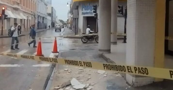 ¡Cuidado al caminar! Pedazos de edificios caen sobre la gente en el Centro de Mérida