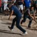 Indigna “juego” con iguanas en Yucatán; las cuelgan en cántaros y las golpean como piñatas