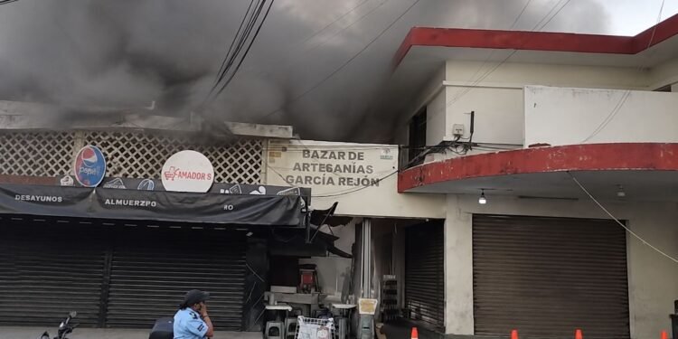 ¿Un corto circuito? Devora incendio negocio con más de 70 años junto al Bazar García Rejón