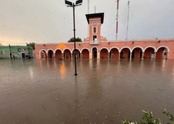 ¡Maxcanú bajo el agua! Tremenda lluvia colapsa calles y deja enormes lagunas