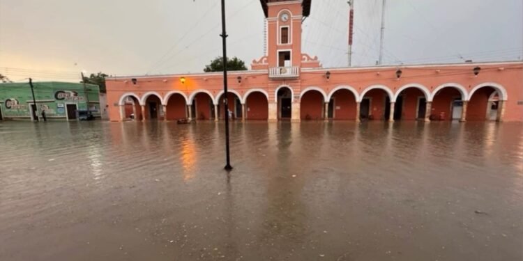 ¡Maxcanú bajo el agua! Tremenda lluvia colapsa calles y deja enormes lagunas