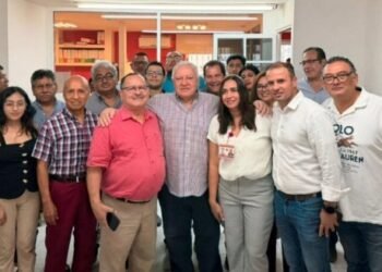 Vecinos y tianguistas reciben a Rafael Marín Mollinedo en intensa gira por Quintana Roo