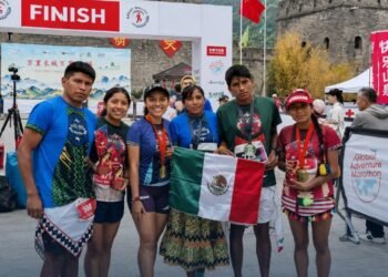 Rarámuris conquistan la Muralla China y hacen historia