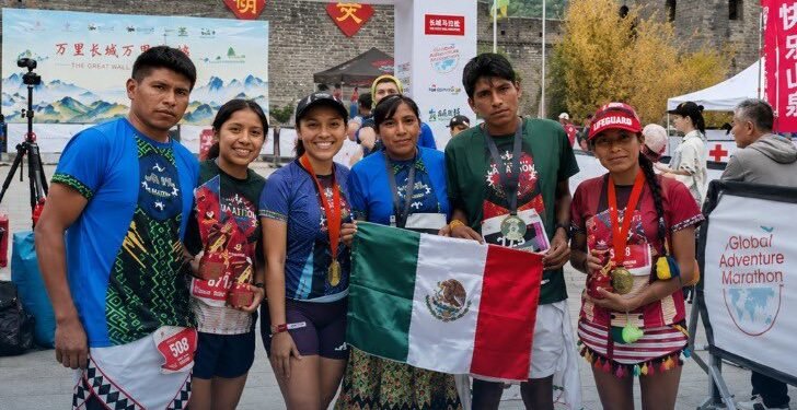 Rarámuris conquistan la Muralla China y hacen historia