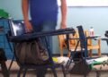 Tras objetos desaparecidos, cámara oculta capta a profesor revisando mochilas; esto pasó después